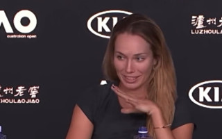 Video: Atraktīvā Kolinsa priekšlaicīgi svin uzvaru "Australian Open" cīņā