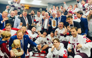 Video: Latvijas hokeja izlase ģērbtuvē līksmo par izcīnīto pasaules bronzu