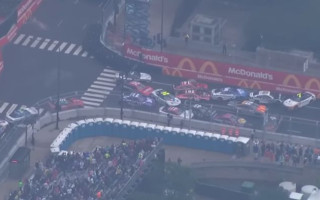 Video: NASCAR mašīnas pilnībā nosprosto Čikāgas ielu trasi