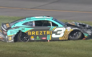 Video: NASCAR pilots pēc avārijas met ar ķiveri pāri darītāja mašīnai