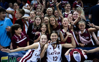 Video: Latvijas U20 izlase kopā ar čempionāta brīvprātīgajiem metas sudraba dejā