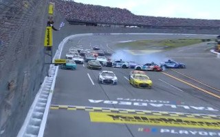 Video: NASCAR sacīkstes noslēdzas ar masveida sadursmi un fotofinišu