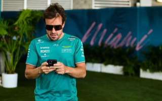 F1 pilotu Alonso sadusmo spāņu paparaci nekaunība