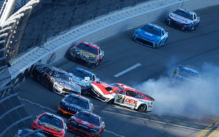 Video: NASCAR sacīkstēs "Daytona 500" pirms finiša notiek divas masveida avārijas