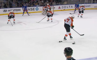 Video: NHL spēlētājs no noraidīto soliņa laukumā atgriežas ar tiesneša ekipējumu