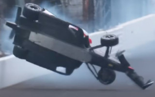 Video: Sīgels iespaidīgi avarē "Indy 500" treniņbraucienos
