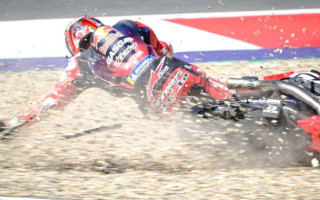 Video: "MotoGP" uzlecošā zvaigzne Akosta treniņā piedzīvo bīstamu kritienu