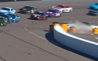 Video: NASCAR sacensībās avarē drošības mašīna