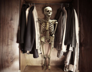 Kad "skeletus" labāk atstāt skapī