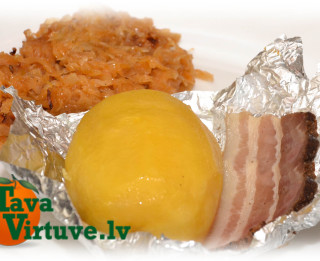 Fotorecepte: Folijā cepti kartupelīši ar kūpinātu gaļu
