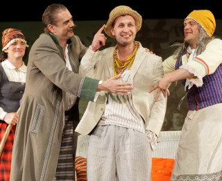 Video: 1. aprīlī Dailes teātris piedāvā joku lugu "Preilenīte". Izrādes fragmenti