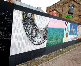 Spīķeros uz interaktīvas mākslas sienas ikviens aicināts atstāt novēlējumu Latvijai