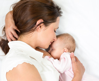 Kāpēc zīdainim vislabākais ir mātes piens?