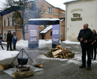 Barikāžu atceres ugunskura iedegšana  Brīvības laukumā Tukumā