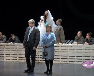 Video: KRIETNAIS CILVĒKS NO SEČUĀNAS Rīgas Krievu teātrī