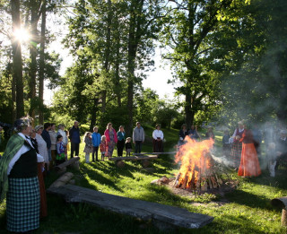 Vasaras saulgrieži latviskās tradīcijās Pastariņa muzejā