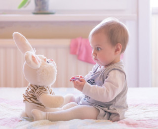 Kādas rotaļlietas izvēlēties bērna pirmajā dzīves gadā?
