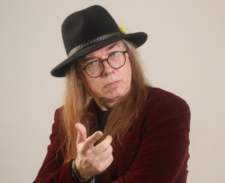 Uškāns kopā ar Akurateri un Sējānu ierakstījis postpanka noskaņās balstītu dziesmu “Tāls radio”