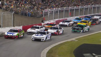 Video: NASCAR sezona startē ar Eliota uzvaru 0.4 km garā ovāla trasē