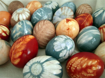 Lieldienās krāsosim olas jeb kā ar dabīgiem līdzekļiem iegūt dažādu krāsu olas