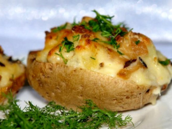 Kartupeļu laiviņas ar gailenēm