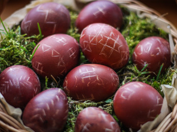 Lieldienas plāno svinēt 96% aptaujāto, olas mēdz krāsot pat ar “zeļonku”