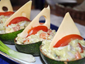 Avokado salātu laiviņas ar siera burām