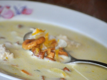 Gaileņu zupa ar vistu