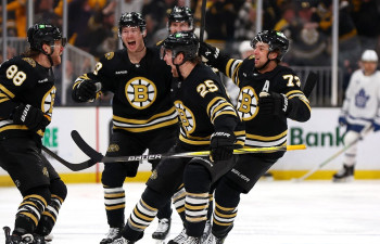 "Bruins" ceturto reizi 12 gados sērijas septītajā kaujā satriec Toronto sirdis
