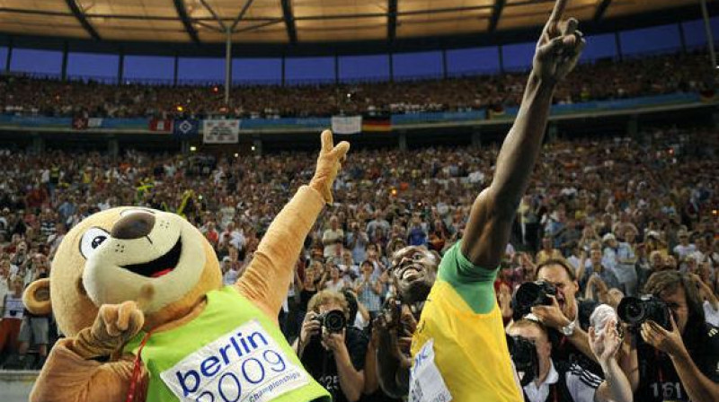 Useins Bolts un pasaules čempionāta talismans Berlīno
Foto: AFP
