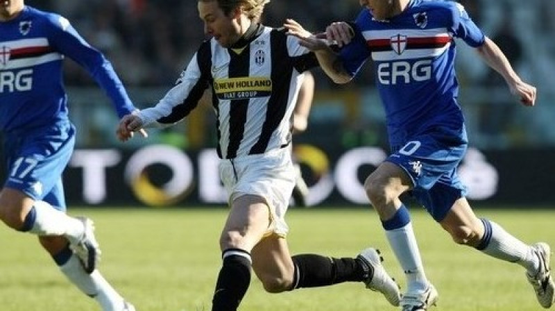 Pāvels Nedveds cīņā ar "Sampdoria" futbolistiem
Foto: LaPresse