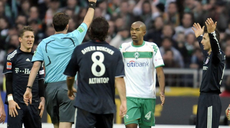 "Werder" aizsargs Naldo saņem sarkano 
kartīti par pārkāpumu pret Bastianu 
Švainštaigeru
Foto: AFP