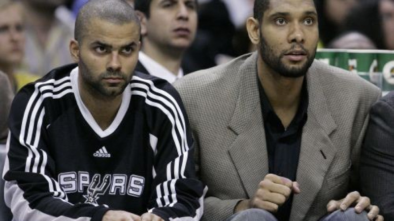 Tonijs Pārkers (pa kreisi) un Tims Dankans viesosies Meksikā pirms gaidāmās NBA sezonas
Foto: AP/Scanpix