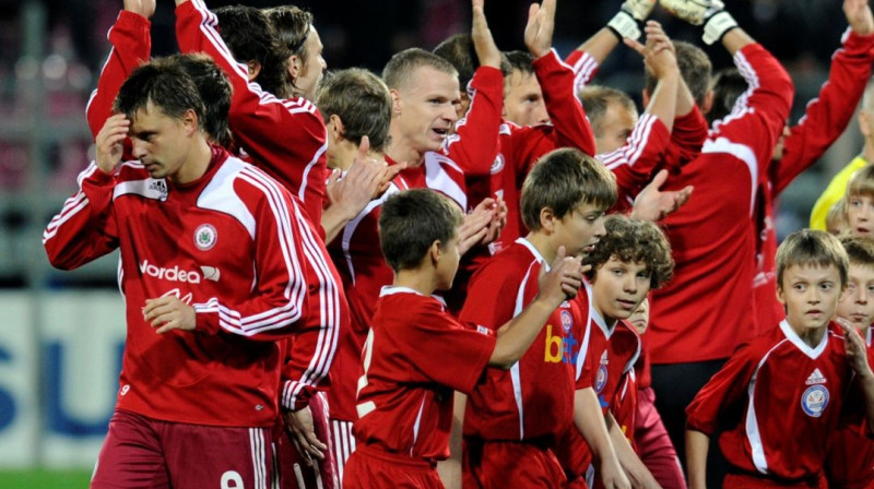 Latvijas izlases futbolisti aplaudē līdzjutējiem
Foto: Romans Kokšarovs, Sporta Avīze, f64