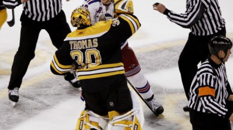 ''Bruins'' vārtsargs Tims Tomass un Fredriks Sjostroms
Foto: AP