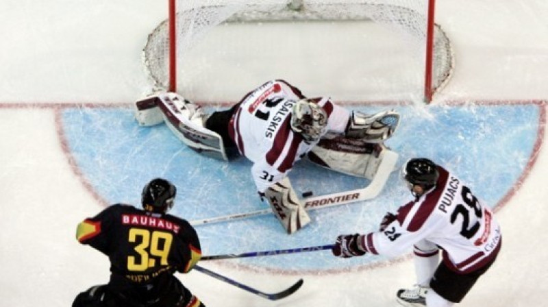 Vakar Vācijas izlases hokejisti pie mūsējo vārtiem viesojās ļoti bieži
Foto: Romāns Kokšarovs, Sporta Avīze, f64