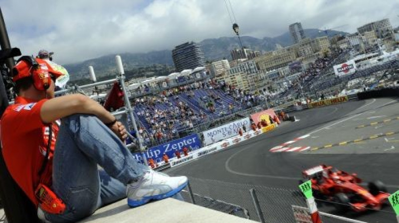 Mihaels Šūmahers vēro Raikonenu Monako GP
Foto: AFP