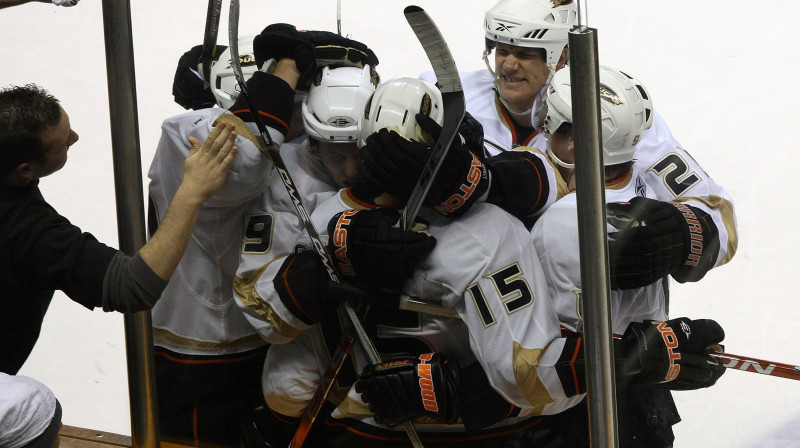 "Ducks" hokejisti līksmo
Foto: AFP