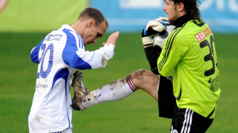 Nepiekāpīga cīņa starp Ivanu Špakovu (Ventspils)
un Germanu Māliņu (Skonto) gaidāma arī šodien
Foto: Romans Kokšarovs, Sporta Avīze, f64