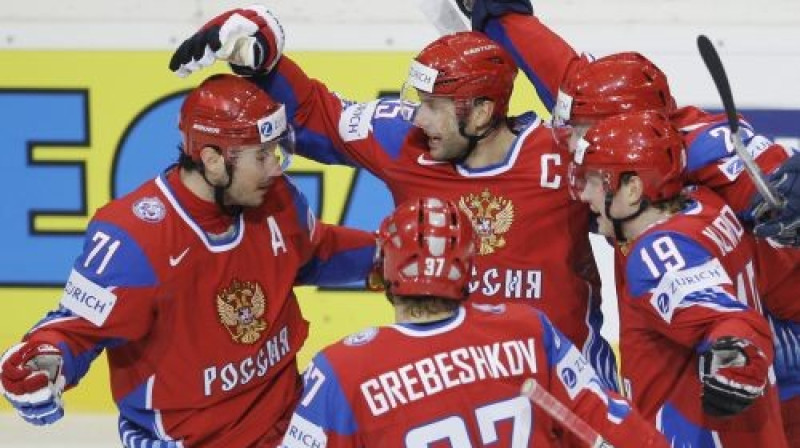 Krievijas hokejisti priecājas par vārtu guvumu
Foto: AP