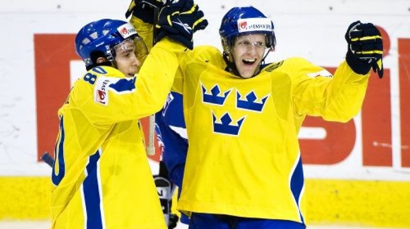 Zviedrijas hokejisti priecājas par kārtējiem vārtiem
Foto: Scanpix Sport