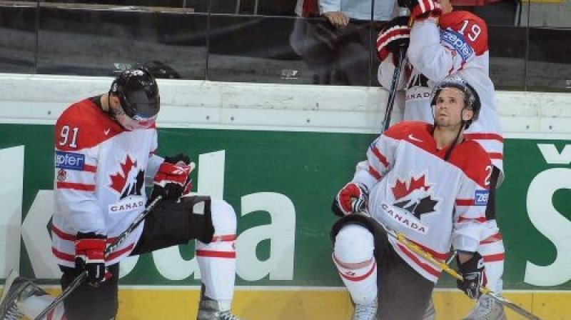 Kanādas hokeja izlases spēlētāji sēro
Foto: AFP