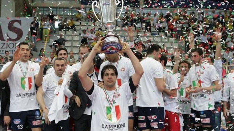 Hristo Zlatanovs ar Itālijas čempionu kausu
Foto: www.legavolley.it