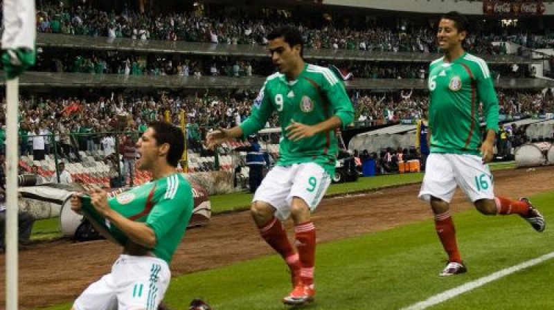 Meksikas futbolisti priecājas par pirmajā minūtē gūtajiem vārtiem
Foto: AFP