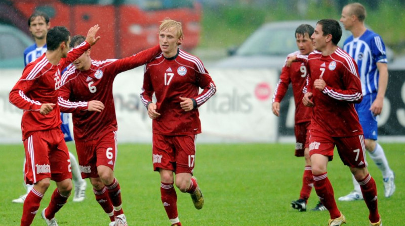 "Skonto" futbolisti sveic abu vārtu guvēju Lukjanovu
Foto: Romans Kokšarovs, Sporta Avīze, f64