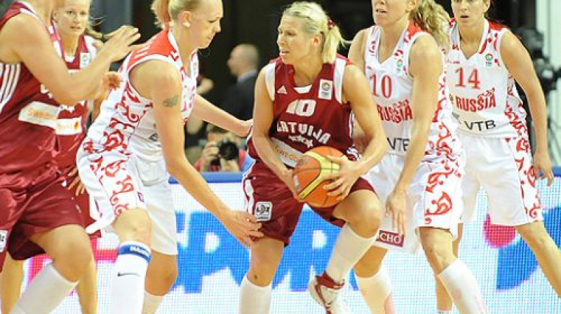 Anete Jēkabsone-Žogota cīņā ar krievietēm
Foto: eurobasketwomen2009.com