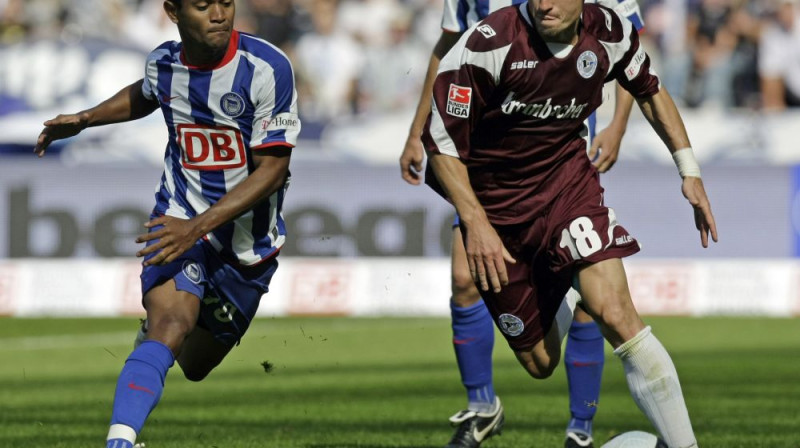 Arturs Vihņareks (pa labi) pret "Hertha" vairs nespēlēs
Foto: AP