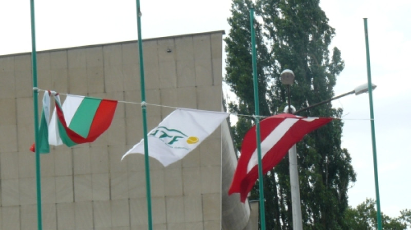 Latvijas un ITF karogi Plovdivas stadionā plīvo brīvi, kamēr bulgāri jau sapinušies..
Foto: Jānis Cīrulis, eSports.lv