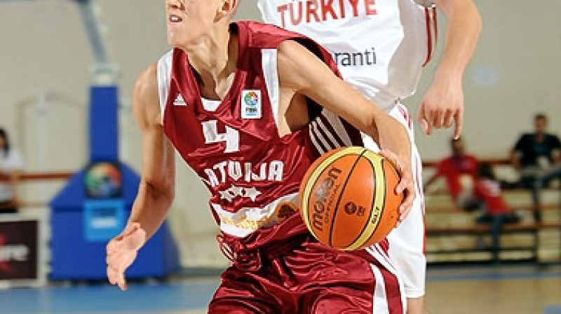 Ar bumbu Nauris Miezis.
Foto:fibaeurope.com