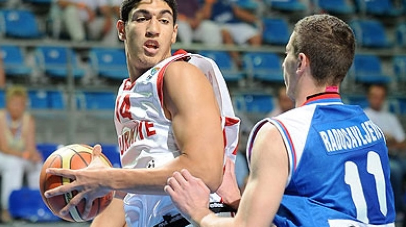 Turks Eness Kanters izcēlās ar iespaidīgu "double-double" 35 punkti un 19 atlēkušās bumbas.
Foto: fibaeurope.com